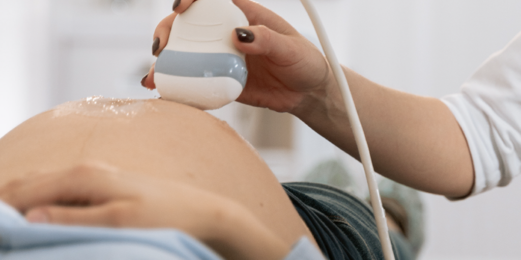 grávida fazendo ultrassom