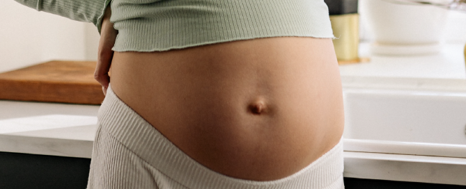 A imagem mostra a barriga de uma mulher grávida