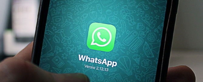 A imagem mostra um celular abrindo o aplicativo WhatsApp.