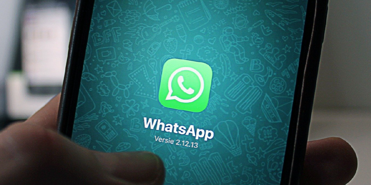A imagem mostra um celular abrindo o aplicativo WhatsApp.