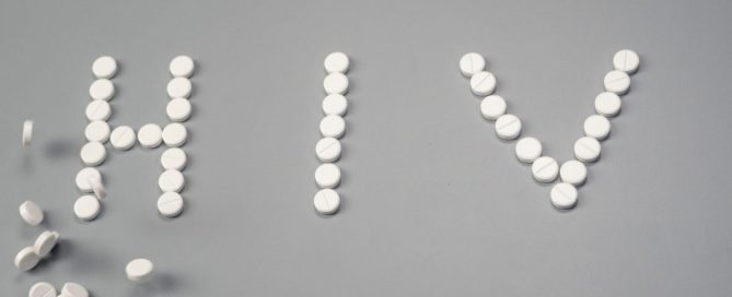 A sigla HIV escrita com comprimidos de remédio.