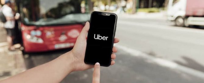A imagem mostra a tela de um celular com o logo da empresa Uber.