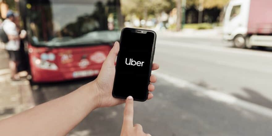 A imagem mostra a tela de um celular com o logo da empresa Uber.