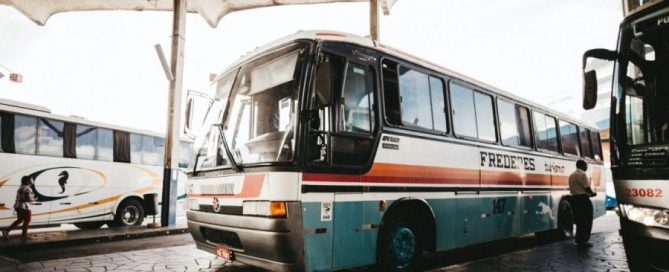 Um ônibus estacionado na vaga da rodoviária.