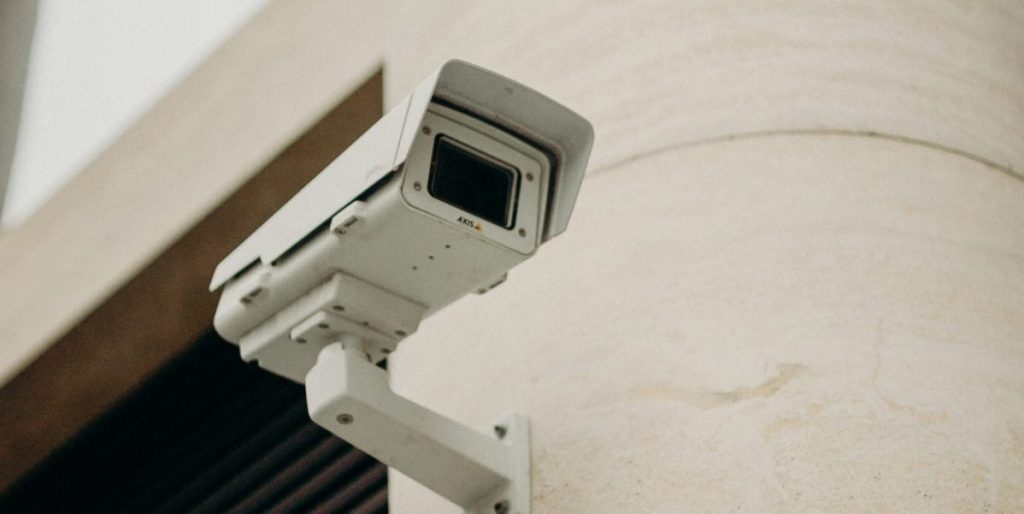 Uma câmera de segurança no pilar de uma casa.