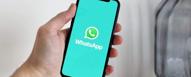 Um celular com o ícone do WhatsApp na tela.